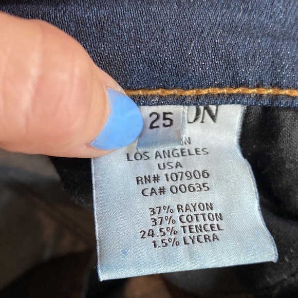 Hudson mid rise skinny ladies denim in size 25 with raw hem. - Picture 6 of 12